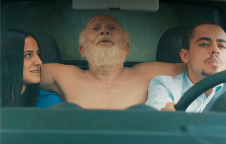 Os pernambucanos Rita Assis e Guilherme Milleron à frente e, atrás, o paraibano Everaldo Pontes em cena do filme/Divulgação