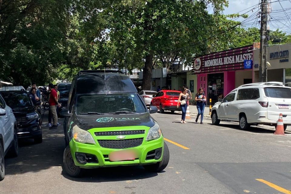 O corpo de Deivson Rocha, de 13 anos, foi liberado na manhã desta sexta-feira (30), no IML, no Recife/Foto: Cadu Silva/DP