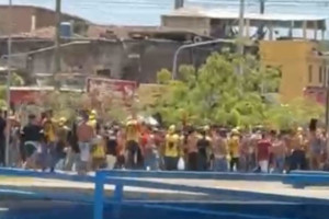  Torcida organizada do Sport &eacute; escoltada pela Pol&iacute;cia antes de cl&aacute;ssico contra o Santa Cruz
