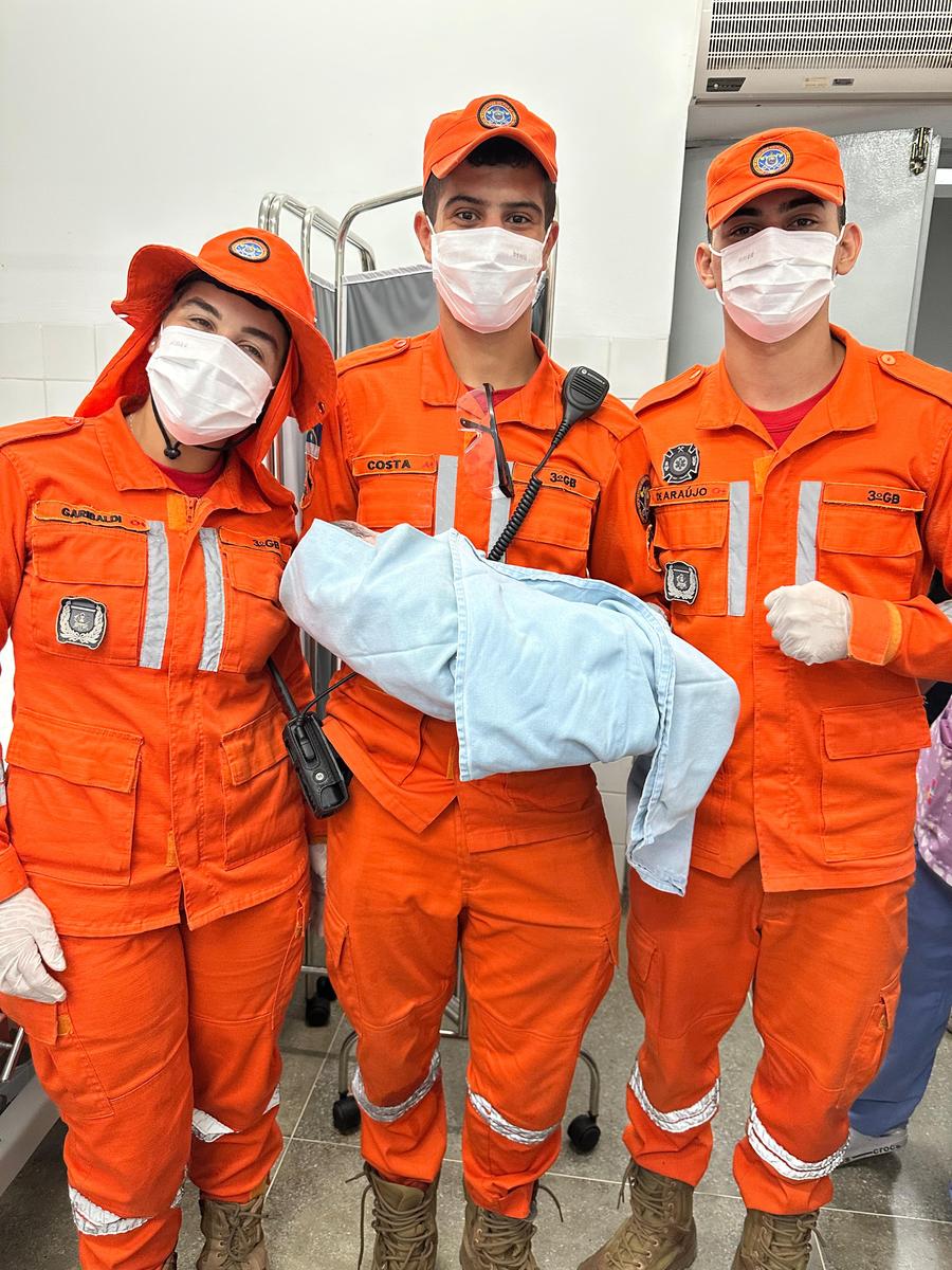 Bombeiros foram acionados pela própria gestante, que apresentava fortes contrações (Cortesia)