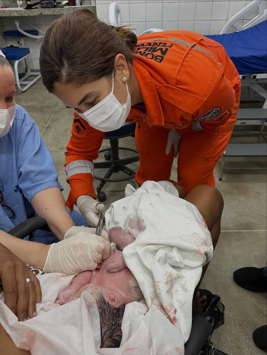Bombeiros foram acionados pela própria gestante, que apresentava fortes contrações (Cortesia)