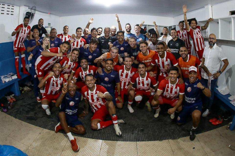 Elenco do Náutico após vencer o Vitória-PE/Rafael Vieira / CNC