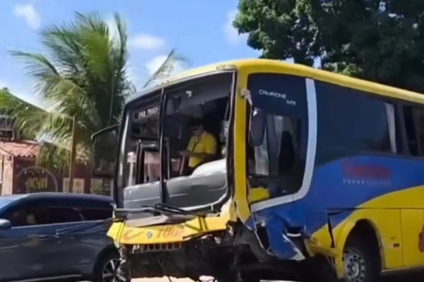 Ônibus foi atingido no acidente (Foto: Reprodução/Instagram)