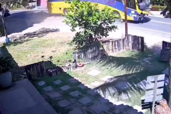 Colisão foi registrada por câmera de segurança (Foto: Reprodução)