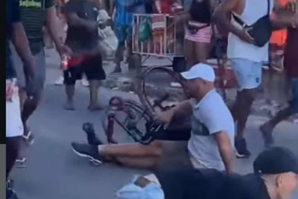 Cadeirante foi derrubado no chão durante briga em prévia no Engenho do Meio/REPRODUÇÃO/VÍDEO
