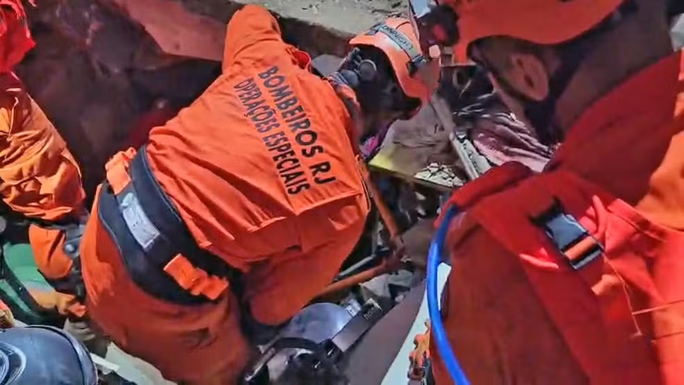 Criança de 7 anos é resgatada com vida após horas soterrada sob os escombros de desabamento no RJ/Divulgação/CBMERJ