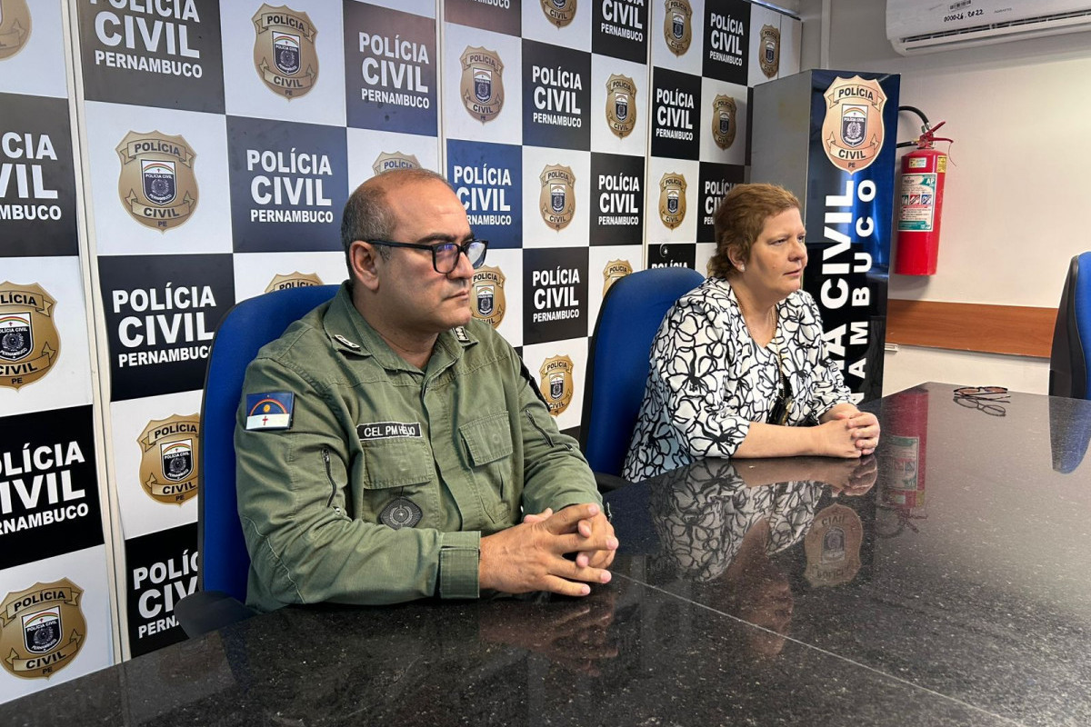 Coronel Hélio Ribeiro, Diretor Adjunto de Planejamento Operacional da Polícia Militar de Pernambuco e a Delegada Beatriz Gibson/ASCOM PCPE/Vitor Dutra