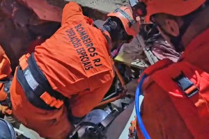 Crian&ccedil;a de 7 anos &eacute; resgatada com vida ap&oacute;s horas soterrada sob os escombros de desabamento no RJ