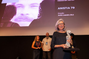 Anita Leandro no palco da Mostra de Cinema de Tiradentes, em Minas Gerais