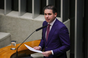 Motta promete avan&ccedil;ar sobre escala 6x1 e trabalho por aplicativos