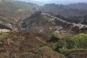 Vista geral do local de um enorme deslizamento de terra em uma mina de coltan