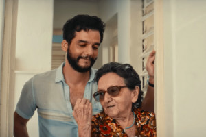 Wagner Moura e T&acirc;nia Maria em cena do filme "O Agente Secreto".