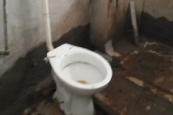 Um dos banheiros disponibilizados aos empregados não tinha descarga funcionando. (Foto: Reprodução)