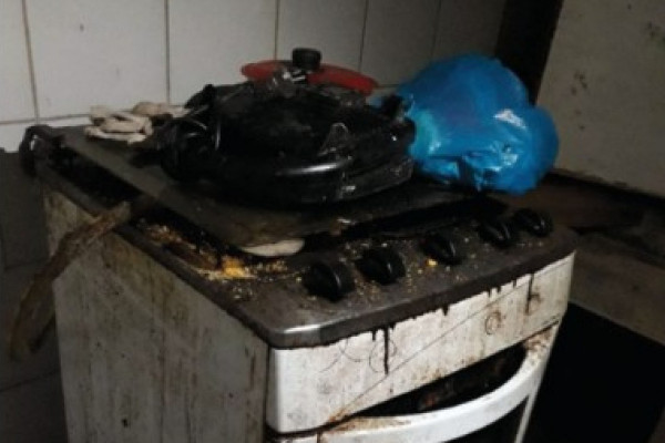 Fogão disponibilizado aos empregados não foi considerado em boas condições de uso. (Foto: Reprodução)