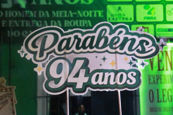 Celebração dos 94 anos do Homem da Meia-Noite teve bolo monumental  (Foto: Wanderson Oliveira/DP Foto)