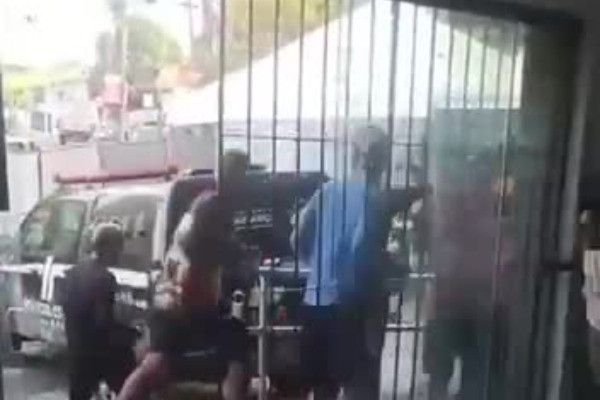 Membros de torcida organizada detidos antes de Sport x Santa celebram gol rubro-negro na delegacia. 