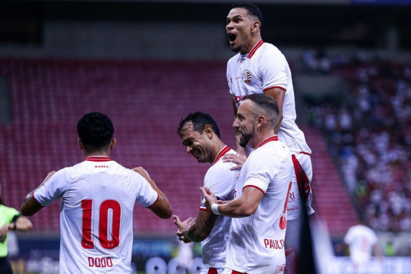 Jogadores do N&aacute;utico em comemora&ccedil;&atilde;o de gol