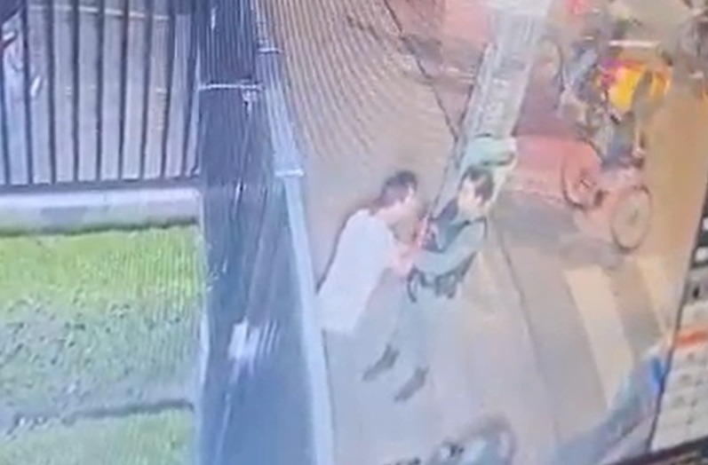 Vídeo de câmera de segurança também mostra momento em que engenheiro é preso em flagrante/Foto: Reprodução