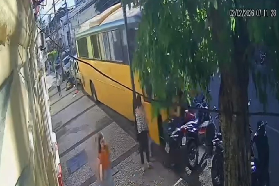 O ônibus que estava parado foi atingido por outro coletivo no Centro do Recife /Redes Sociais 