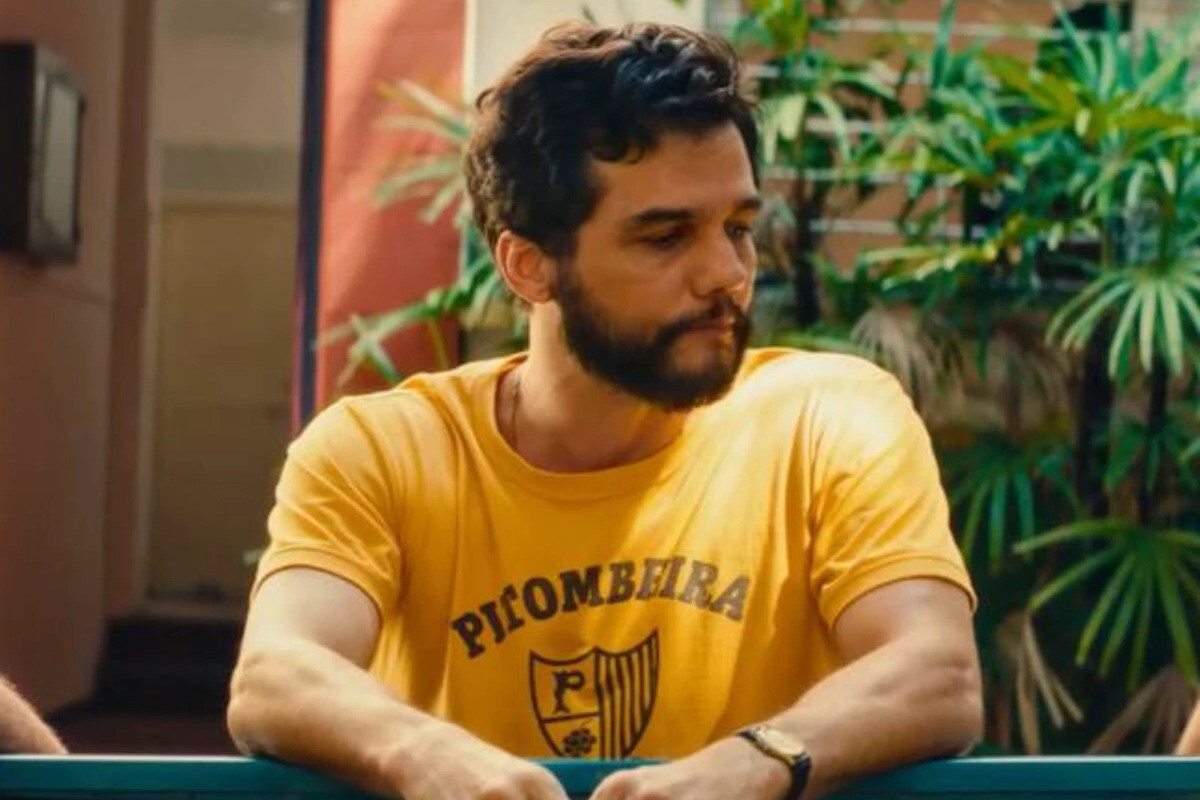 A camisa da Pitombeira se tornou um grande sucesso de vendas após vestir Wagner Moura no filme O Agente Secreto/Divulgação