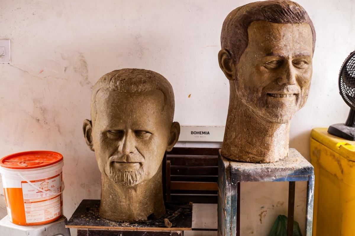 Moldes de argila que serviram de base para os bonecos gigantes de Wagner Moura e Kleber Mendonça Filho. (Crysli Viana/DP Foto)