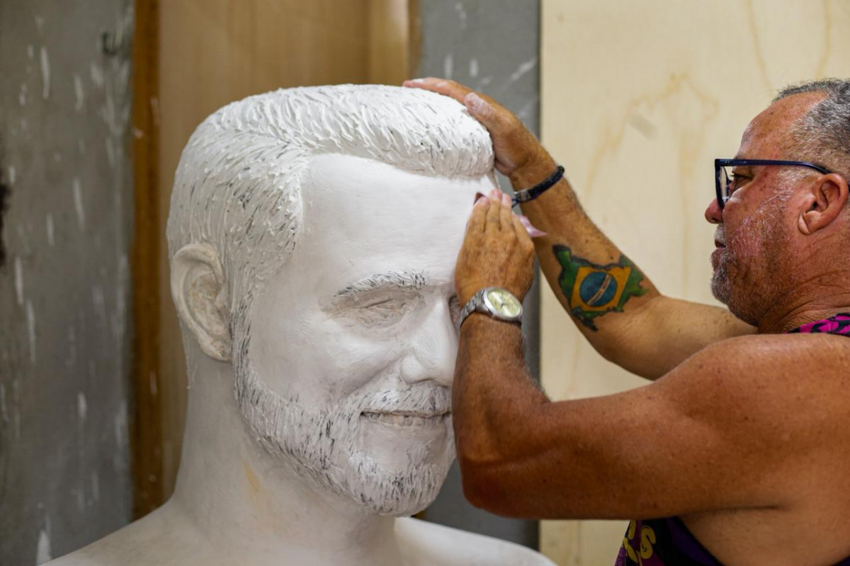 Mestre Camarão e o boneco gigante de Wagner Moura. (Crysli Viana/DP Foto)
