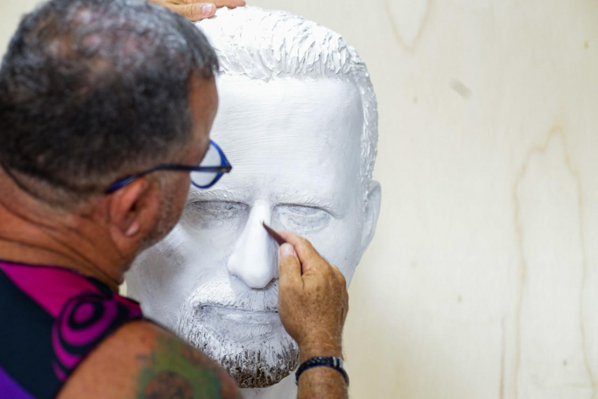 Mestre Camarão e o boneco gigante de Kleber Mendonça Filho. (Crysli Viana/DP Foto)