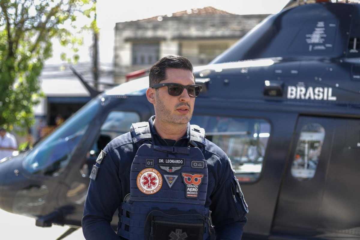 Helicóptero da PRF foi usado em simulação de resgate em ação preparatória para o Galo da Madrugada  (Foto: Rafael Vieira/DP)