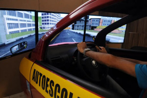 Aula de dire&ccedil;&atilde;o em autoescola