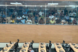 Apoiadores do prefeito Jo&atilde;o Campos (PSB) e da oposi&ccedil;&atilde;o preenchem as galerias da C&acirc;mara do Recife, aguardando o in&iacute;cio da sess&atilde;o que votar&aacute; o pedido de impeachment apresentado pelo vereador Eduardo Moura