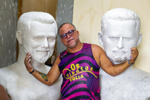 Mestre Camar&atilde;o trabalha nos bonecos gigantes de Wagner Moura e Kleber Mendon&ccedil;a Filho desde o in&iacute;cio de janeiro. 