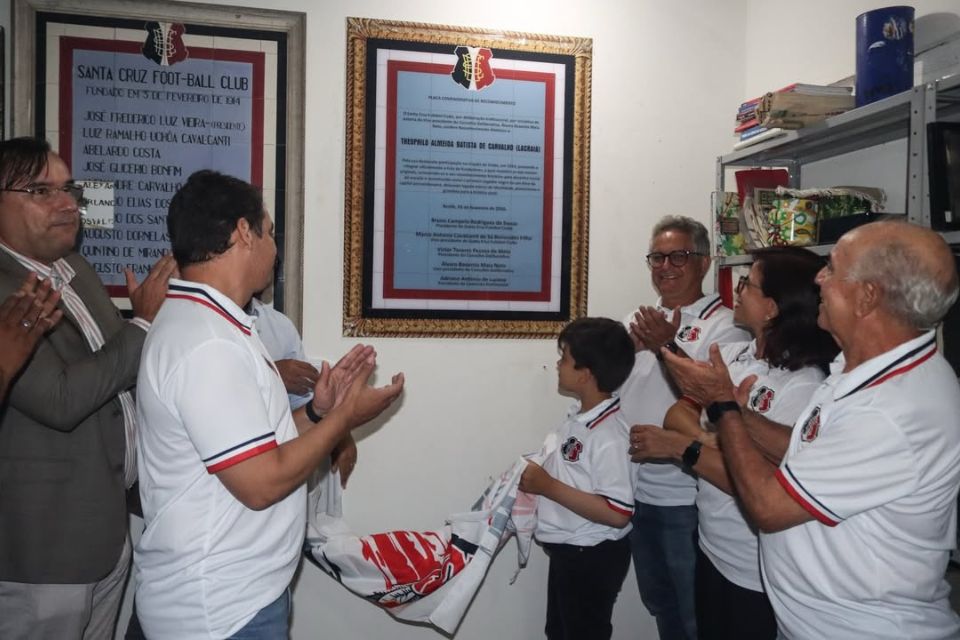 Placa comemorativa reconheceu Theophilo Almeida Batista de Carvalho, o Lacraia, como um dos fundadores do Santa Cruz/Evelyn Victoria/SCFC