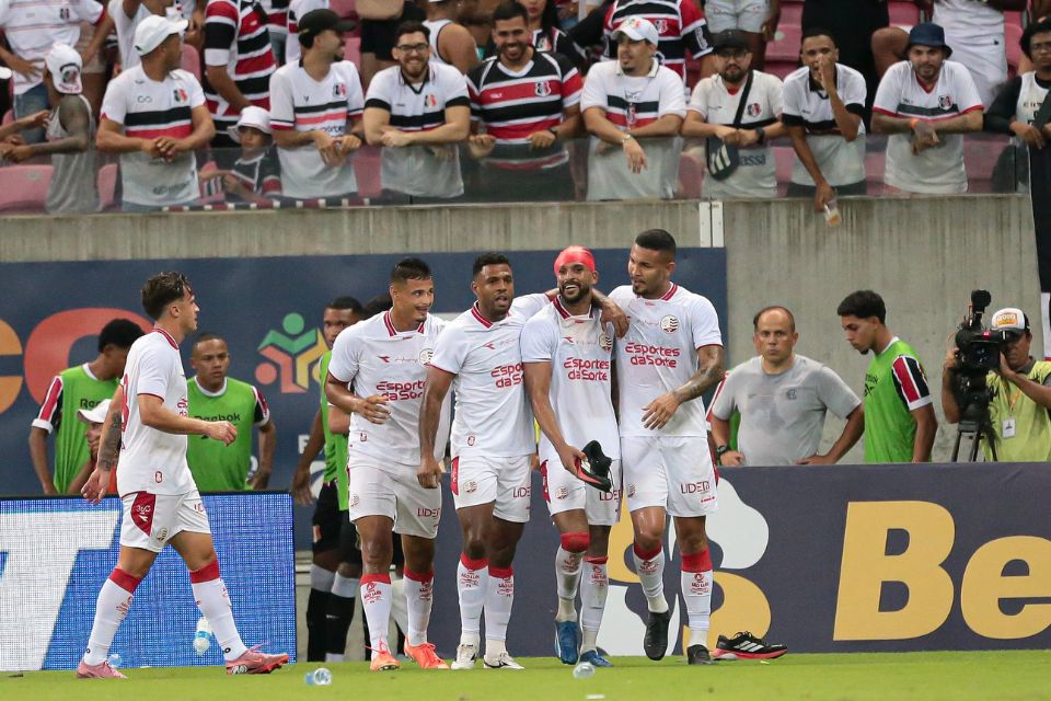 Clássico das Emoções contou com objetos atirados no gramado da Arena Pernambuco/Rafael Melo/FPF
