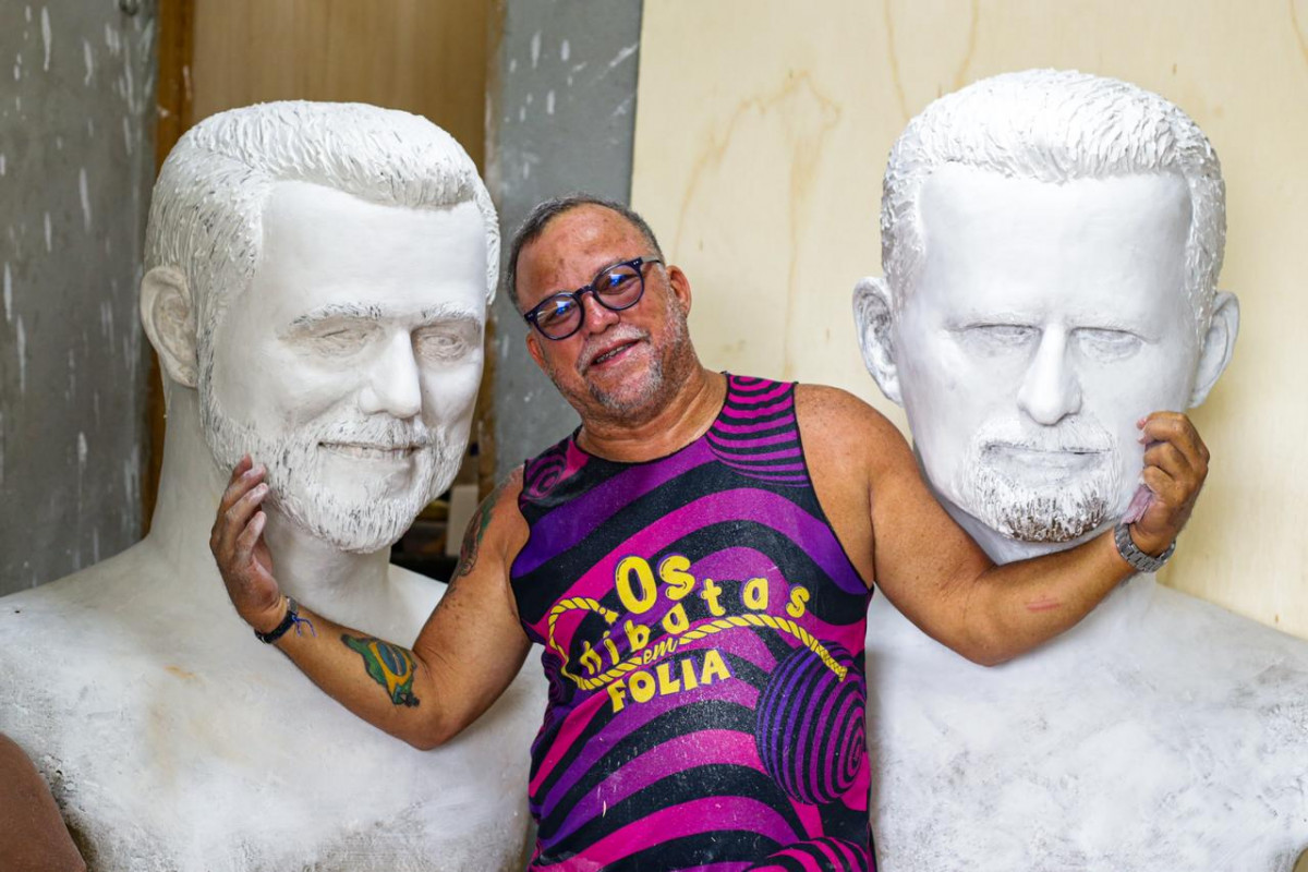 Mestre Camarão trabalha nos bonecos gigantes de Wagner Moura e Kleber Mendonça Filho desde o início de janeiro. /Crysli Viana/DP Foto