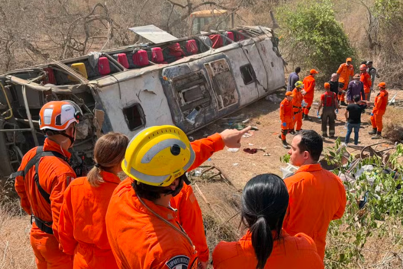 Bombeiros realizam resgate de vítimas de acidente em Alagoas/Divulgação/Governo de Alagoas... Leia mais em https://www.cartacapital.com.br/sociedade/acidente-com-onibus-deixa-15-mortos-em-alagoas/. O conteúdo de CartaCapital está protegido pela legislação brasileira sobre direito autoral. Essa defesa é necessária para manter o jornalismo corajoso e transparente de CartaCapital vivo e acessível a todos