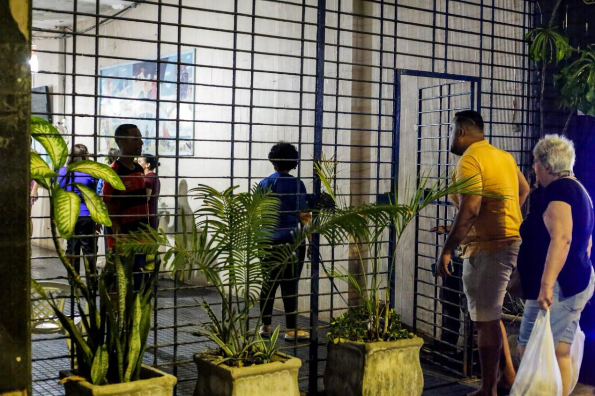 Moradores retornam após susto  (Foto: Crysli Viana/DP Foto)