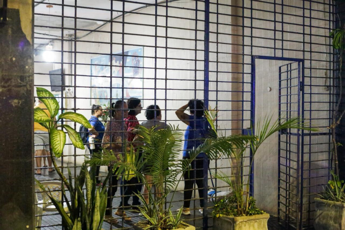 Moradores do Edf Pirapama foram retirados às pressas do prédio em incêndio (Foto: Crysli Viana/DP Foto)