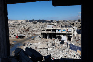 Uma fotografia mostra o bairro de Sheikh Radwan, devastado pela guerra, na Cidade de Gaza, em 4 de fevereiro de 2026. Apesar de uma tr&eacute;gua mediada pelos EUA ter entrado em sua segunda fase no in&iacute;cio de janeiro, a viol&ecirc;ncia no territ&oacute;rio palestino continuou, com Israel e o Hamas acusando-se mutuamente de violar o acordo. (Foto de Omar AL-QATTAA / AFP)