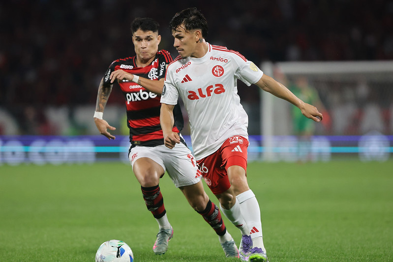 Luiz Araujo, atacante do Flamengo e Alexandro Bernabei, lateral do Internacional/Ricardo Duarte / Internacional