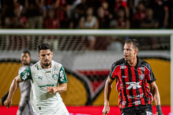 Flaco López, atacante do Palmeiras e Zé Marcos, zagueiro do Vitória/Victor Ferreira/ Vitória