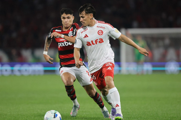 Luiz Araujo, atacante do Flamengo e Alexandro Bernabei, lateral do Internacional
