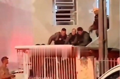 Homem é preso após invadir a casa da ex, tentar levar a filha a força e ameaçar PM´s com faca na Zona Oeste do Recife
/Reprodução/redes sociais