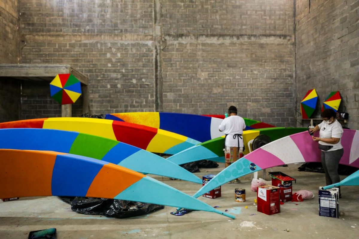 Todo o projeto utiliza materiais descartados e envolve ações com pessoas em situação de rua, comunidades locais e artesãos (Crisly Viana DP/Foto)