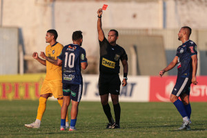 Expuls&atilde;o do meio-campista J&uacute;lio Cesar, em partida contra o Retr&ocirc;