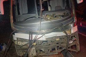 De acordo com a Pol&iacute;cia Rodovi&aacute;ria Federal (PRF), o acidente aconteceu por volta das 23h45, no Km 274,9.