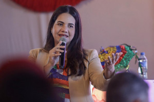 A prefeita de Olinda, Mirella Almeida, durante a coletiva de imprensa sobre o carnaval da cidade em 2026.