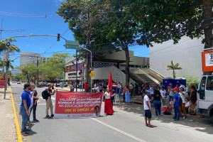 Professores levaram faixa para frente da prefeitura 
