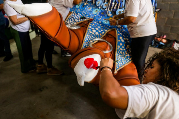 Todo o projeto utiliza materiais descartados e envolve ações com pessoas em situação de rua, comunidades locais e artesãos (Crisly Viana DP/Foto)