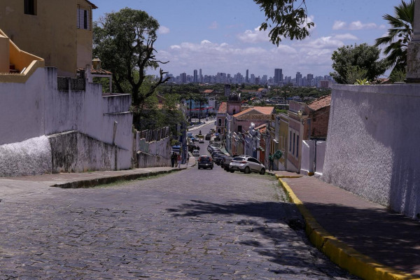 Rua 15 de Novembro, próximo à Prefeitura de Olinda, também está sem decoração (Foto: Rafael Vieira/DP Foto)