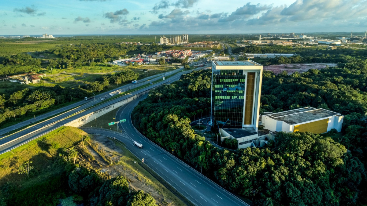No Complexo Industrial Portuário de Suape, o Centro Administrativo, os Cais 1, 4 e 5, o Pátio Público de Veículos e o Prédio da Autoridade Portuária são abastecidos por energia renovável/Foto: Divulgação 